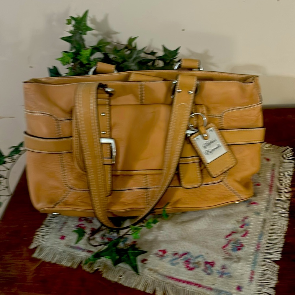 Sophia Caparelli tan handbag